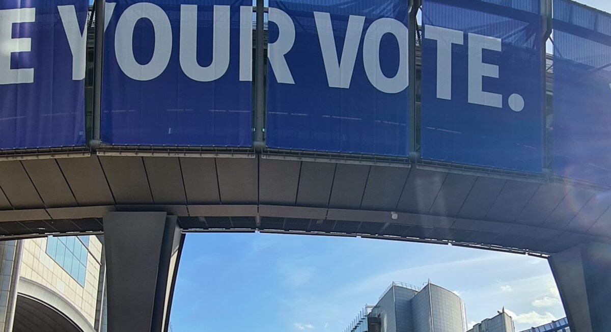 En bild utanför EU-parlamentet med en stor Use your vote -banner