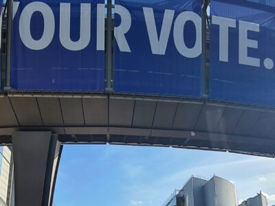 En bild utanför EU-parlamentet med en stor Use your vote -banner